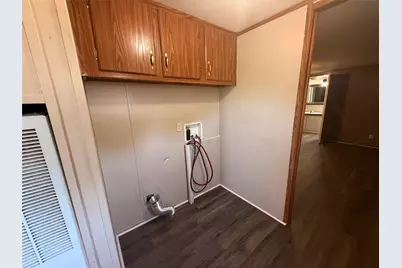 933 W Highway 71, Smithville, TX 78957 - Photo 8