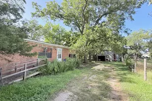 413 SW 1st St, Waelder, TX 78959 - Photo 16