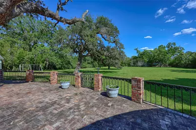 350 N Madison Street, La Grange, TX 78945 - Photo 8