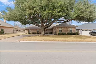 210 Meadowlakes Dr, Meadowlakes, TX 78654 - Photo 2