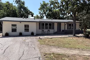 605 W 11th St, Elgin, TX 78621 - Photo 2