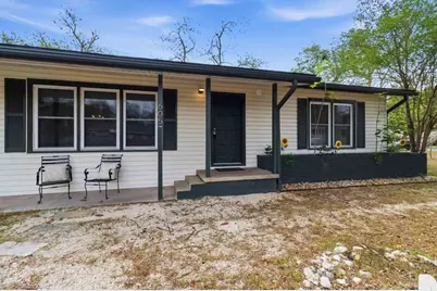 605 W 11th Street, Elgin, TX 78621 - Photo 2