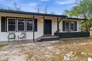 605 W 11th St, Elgin, TX 78621 - Photo 2