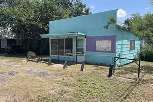 919 W 4th St, Taylor, TX 76574 - Photo 8