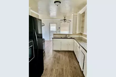 415 E 7th Street, Taylor, TX 76574 - Photo 8