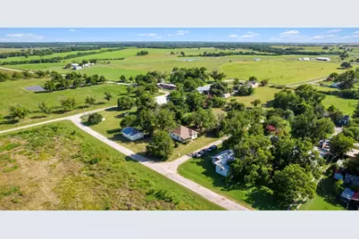 1104 E Umlang Street, Thorndale, TX 76577 - Photo 32