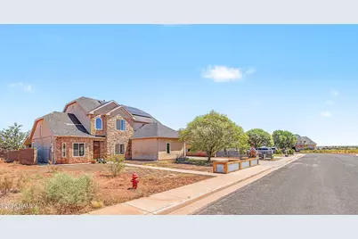 1914 Round House Drive, Winslow, AZ 86047 - Photo 4