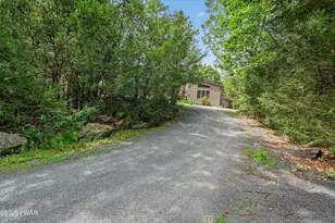 804 Ranch Ct, Lords Valley, PA 18428 - Photo 4