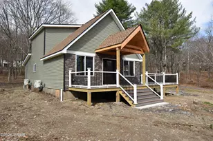 108 Stag Ct, Bushkill, PA 18324 - Photo 2