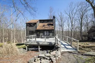 109 Essex Ct, Bushkill, PA 18302 - Photo 2