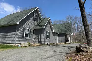 801 Maple Ridge Ct, Lords Valley, PA 18428 - Photo 2