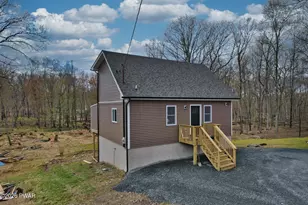 161 Ledgeway Dr, Dingmans Ferry, PA 18328 - Photo 4