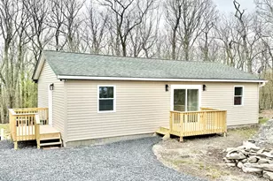 229 Hummingbird Trl, Bushkill, PA 18324 - Photo 1
