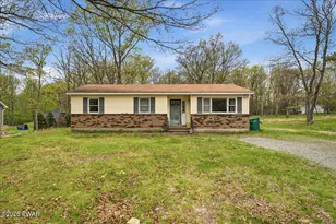 520 Hummingbird Ct, Bushkill, PA 18324 - Photo 1