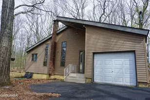 109 Eagle Ct, Bushkill, PA 18324 - Photo 1