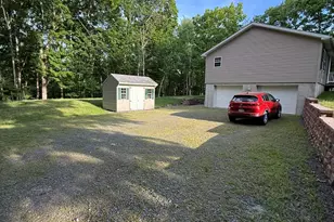 137 Red Rock Cir, Hawley, PA 18428 - Photo 2