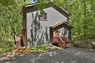 805 Mustang Ct, Hawley, PA 18428 - Photo 2