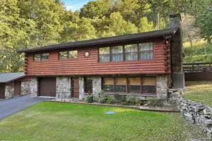 129 Briarwood Dr, Greentown, PA 18426 - Photo 2