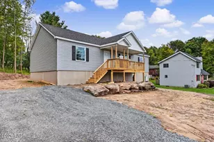 1014 Forest Ln, Lake Ariel, PA 18436 - Photo 2