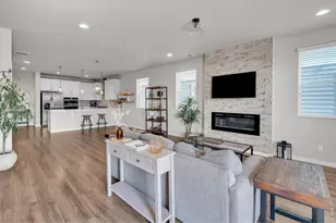 1083 Mountain Dr, Longmont, CO 80503 - Photo 4
