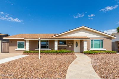212 E Oxford Drive - Photo 1