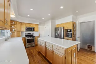 11694 S Stone Crest Circle, Riverton, UT 84065 - Photo 6