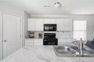 913 Sapphire Stone Ln, Hope Mills, NC 28348 - Photo 10