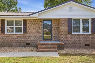 109 E Walnut St, Bladenboro, NC 28320 - Photo 4