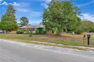 127 Lake Dr, Lumberton, NC 28358 - Photo 2