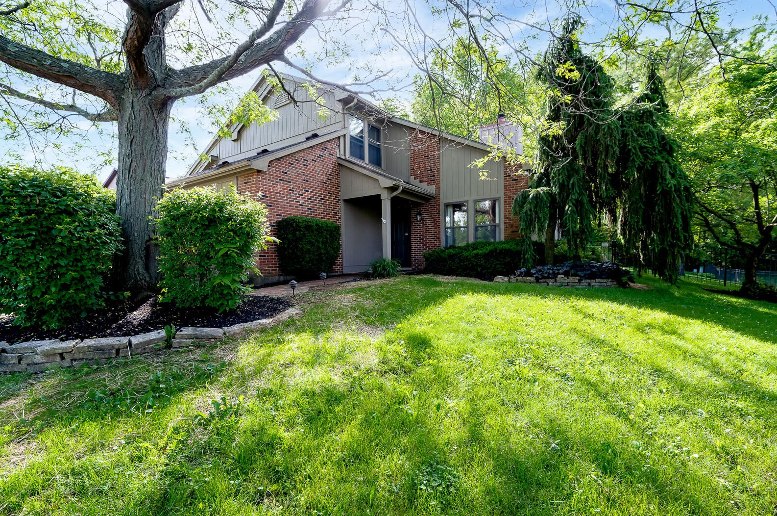 318 Danern Dr, Dayton, OH 45430-2005