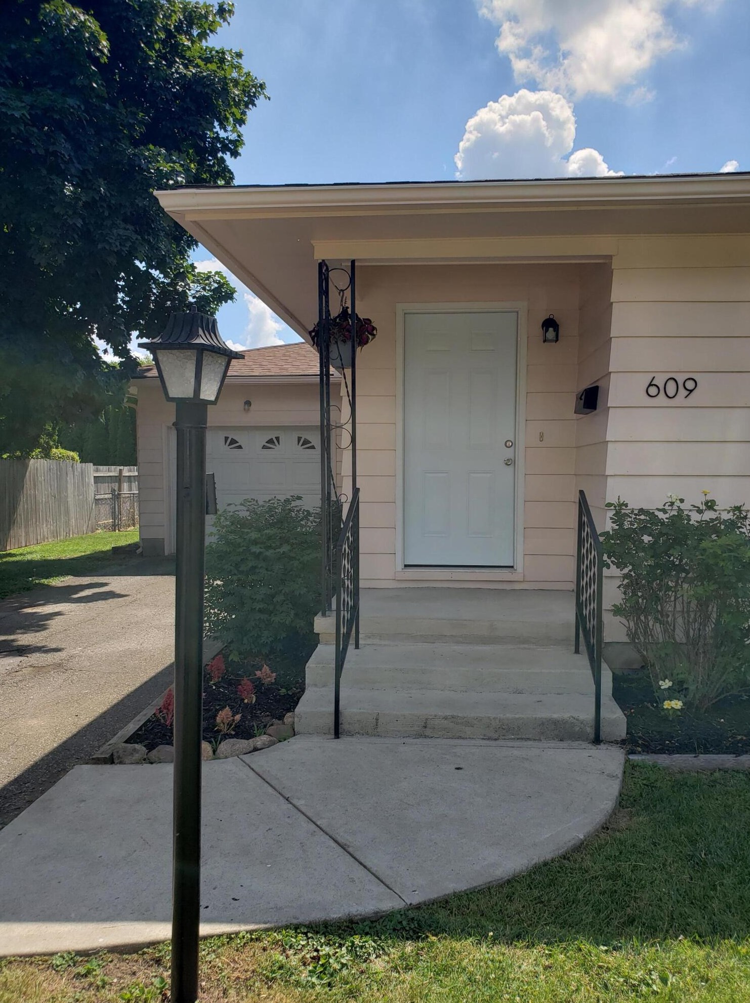 609 Kenton St, Urbana, OH 43078-1417