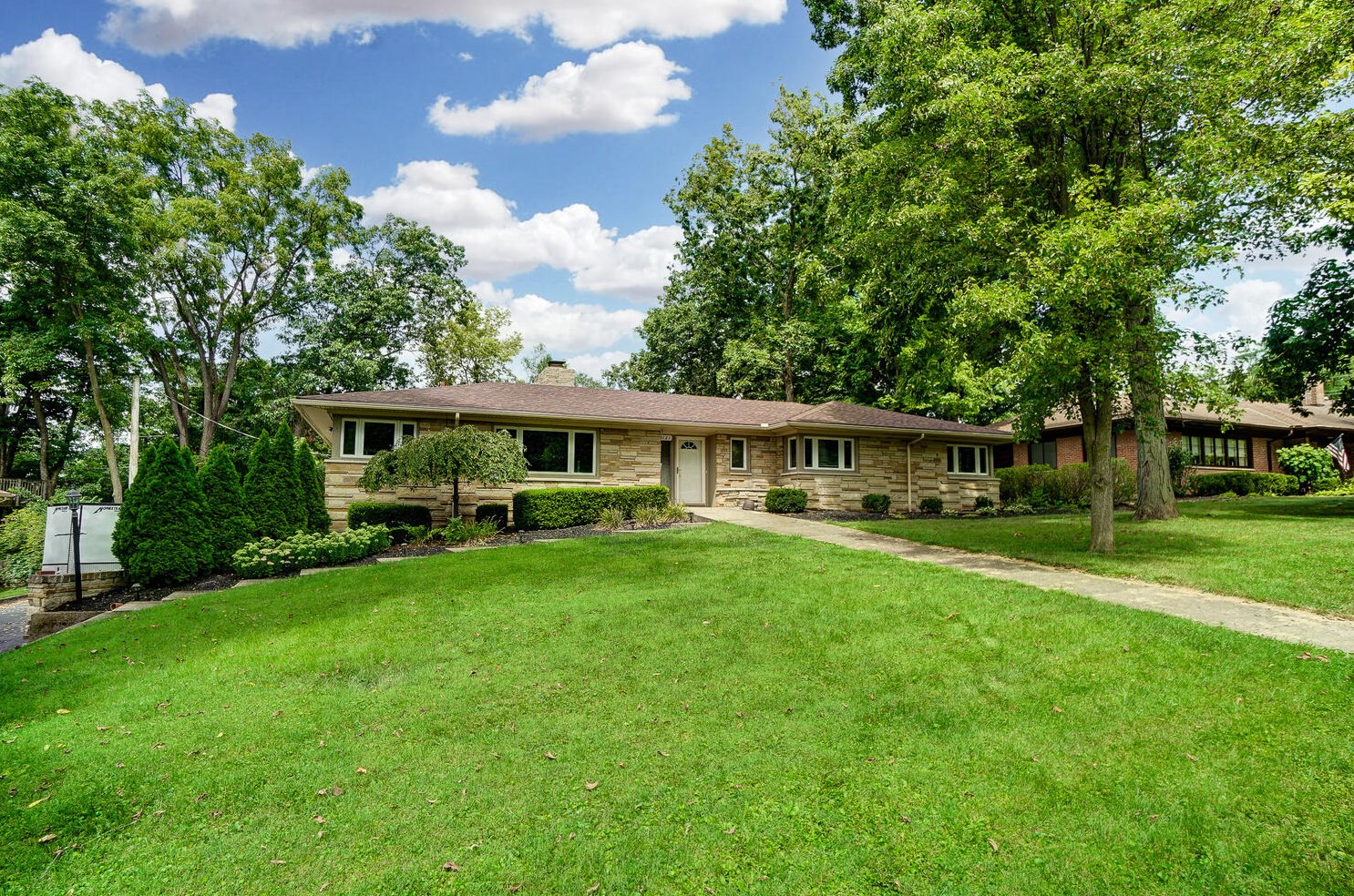 2121 Oak Knoll Dr, Springfield, OH 45504-1034