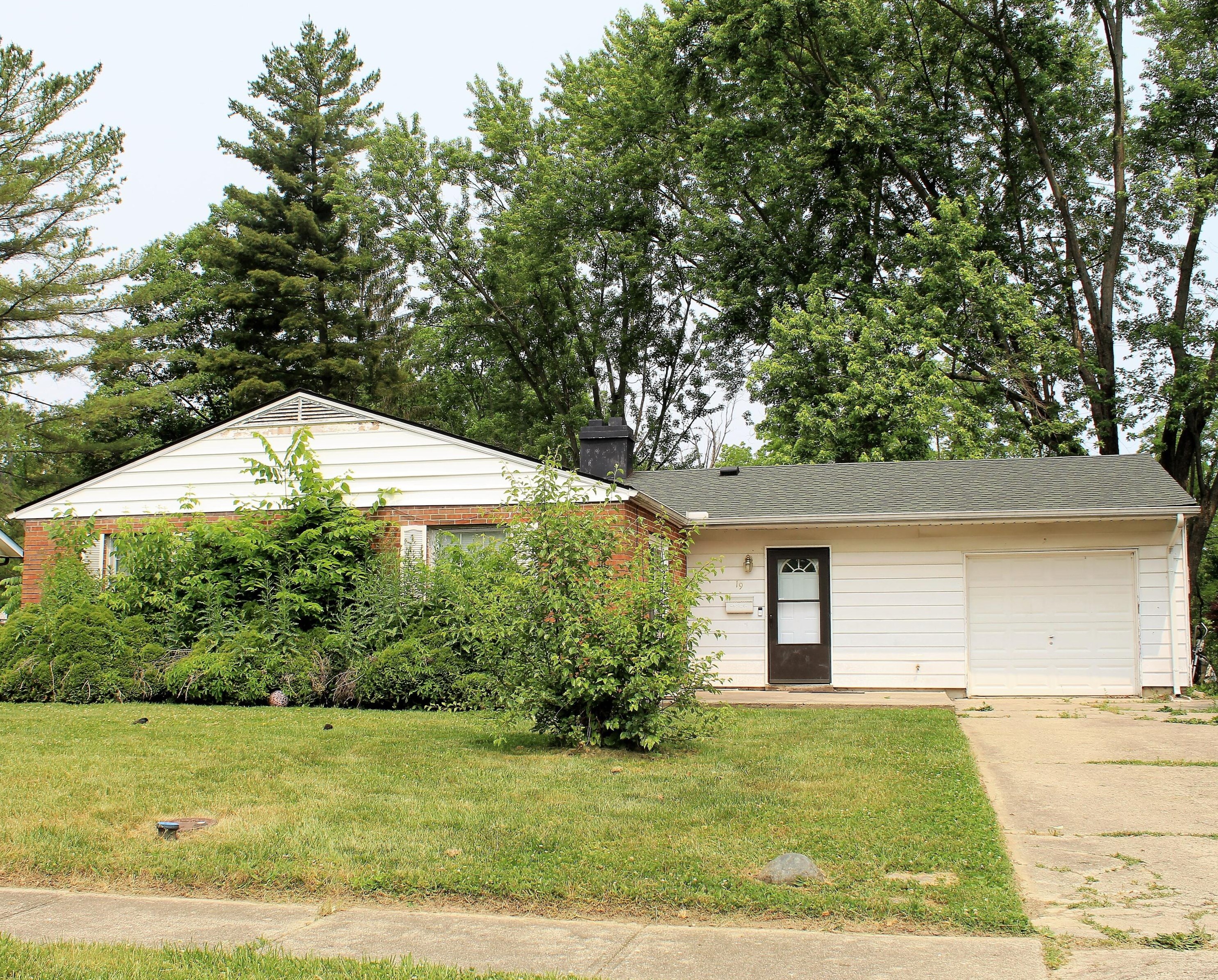 19 Strader Dr, Dayton, OH 45426-3348