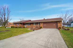 918 Carnation Dr, Wapakoneta, OH 45895 - Photo 2