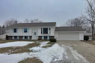 818 Aster Dr, Wapakoneta, OH 45895 - Photo 2