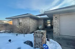 821 Helen Dr, Wapakoneta, OH 45895 - Photo 2