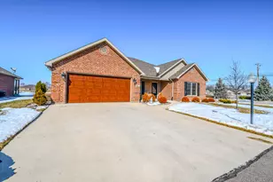 607 W Bentley Cir, Troy, OH 45373 - Photo 2