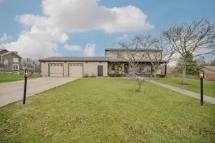 780 W Eva Cir, Springfield, OH 45504 - Photo 2