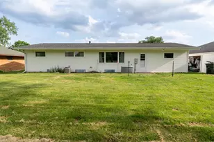 804 N Circle Dr, Wapakoneta, OH 45895 - Photo 2