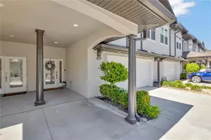 829 Date Palm Ln, Saint Petersburg, FL 33707 - Photo 2
