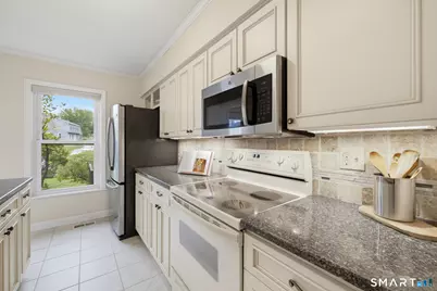10 Riverview Dr #D, Hartford, CT 06106 - Photo 6