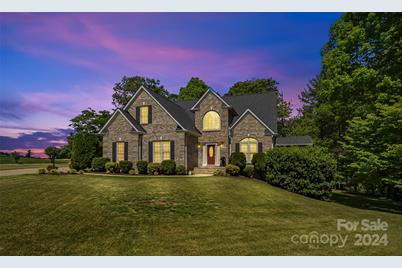 4001 Tanglewood Lane NE, Hickory, NC 28601 - Photo 1