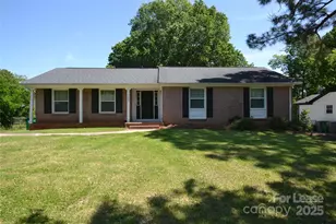 7507 Thorncliff Dr, Charlotte, NC 28210 - Photo 1