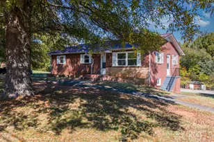 831 21st St Dr SE, Hickory, NC 28602 - Photo 1