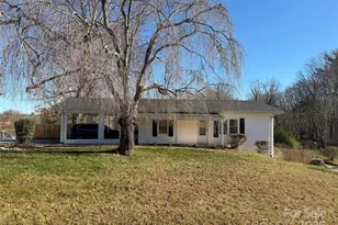 401 Bradshaw Ave, Hendersonville, NC 28792 - Photo 1