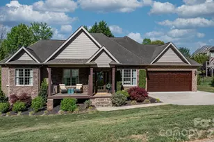 402 Golfview Ct SE, Lenoir, NC 28645 - Photo 1