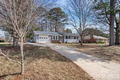 196 25th Street NW, Hickory, NC 28601 - Photo 1