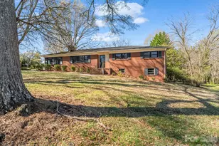 711 N Oak St, Lincolnton, NC 28092 - Photo 1