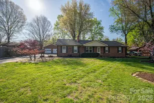 1624 Oak Trail Ln, Charlotte, NC 28216 - Photo 1