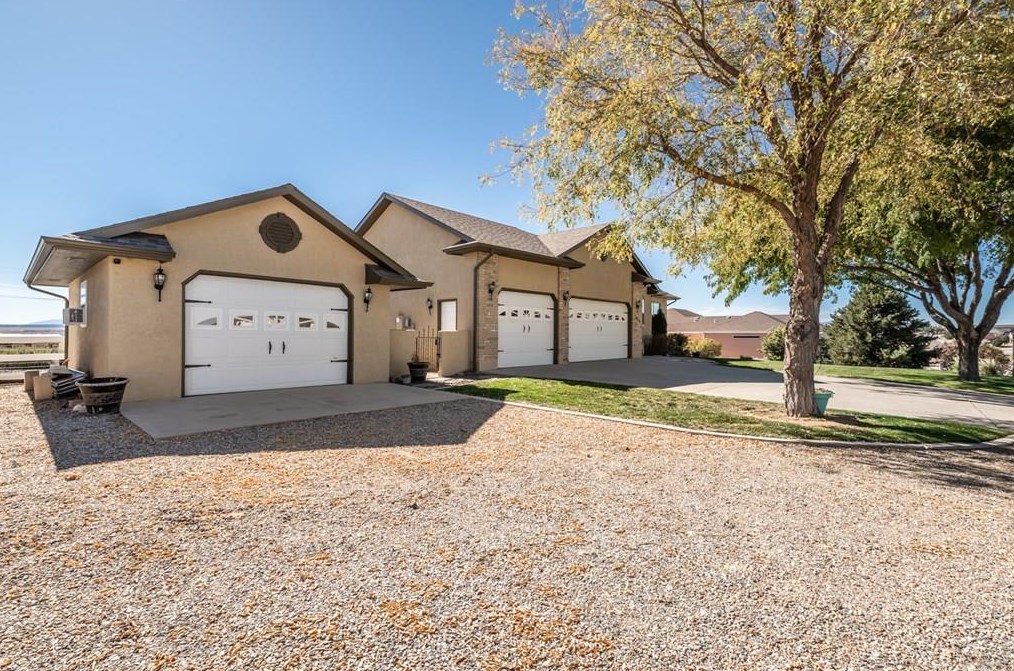 1070 Bella Casa Dr, Pueblo, CO 81007-3101